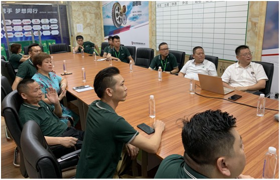 三只兔總裁韓軍一行蒞臨雷諾瓷磚膠參觀考察，初步達成合作意向